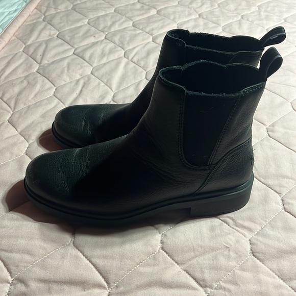 UGG Boots - Picture 2 of 4